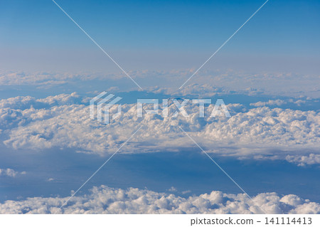 夏季從駿河灣上空的飛機上看到的富士山頂峰鳥瞰圖。 夏季從駿河灣上空的飛機上看到的富士山頂峰鳥瞰圖。 141114413