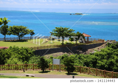 從沖繩縣南城市知念岬公園看到的全景。 從沖繩縣南城市知念岬公園看到的全景。 141114443