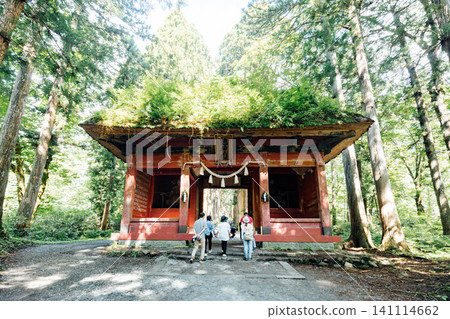 [Togakushi, Nagano City] Togakushi Shrine Inner Sanctuary: The scenery of the Zuishinmon gate and the cedar avenue, and tourists. 141114662