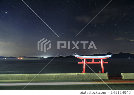 Autumn starry sky over the Seto Inland Sea: Sea mist drifts across the ocean, seabirds rise in the sky, and spring constellations appear. Autumn starry sky over the Seto Inland Sea: Sea mist drifts across the ocean, seabirds rise in the sky, and spring constellations appear. 141114943