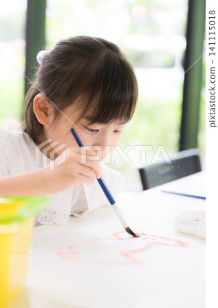 一張近景照片,照片中的小女孩大約是小學生年齡,正在美術課或手工藝課上畫水彩畫,在學校和課外活動中培養創造力。 一張近景照片,照片中的小女孩大約是小學生年齡,正在美術課或手工藝課上畫水彩畫,在學校和課外活動中培養創造力。 141115018