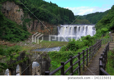 Shizuda Falls and the site of the former power plant in early summer (Bungo-Ono City) Shizuda Falls and the site of the former power plant in early summer (Bungo-Ono City) 141115031