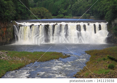 Chinda Falls in early summer (Bungo-Ono City) Chinda Falls in early summer (Bungo-Ono City) 141115038