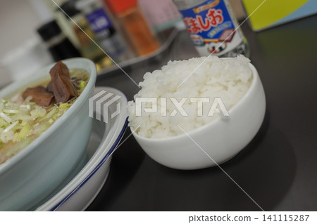 青森縣的乾沙丁魚拉麵,海鮮的鮮味十足,配上白米飯和豬背油,絕對值得一試。 青森縣的乾沙丁魚拉麵,海鮮的鮮味十足,配上白米飯和豬背油,絕對值得一試。 141115287