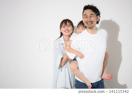一家人在白色背景前笑容燦爛——幸福的家庭生活和健康的生活方式,穿著短袖,拍攝夏季度假照,直視鏡頭。 一家人在白色背景前笑容燦爛——幸福的家庭生活和健康的生活方式,穿著短袖,拍攝夏季度假照,直視鏡頭。 141115342