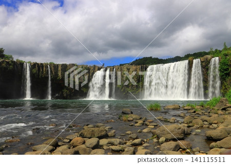 Harajiri Falls in early summer (Bungo-Ono City) Harajiri Falls in early summer (Bungo-Ono City) 141115511