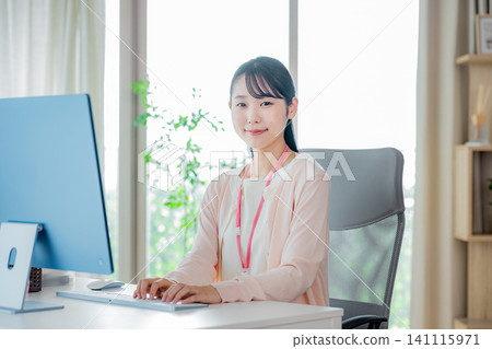 年輕的商界女強人 141115971