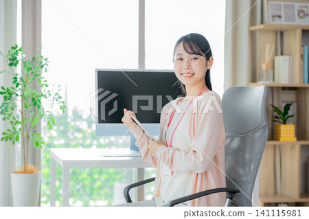 平板電腦的女商人 141115981