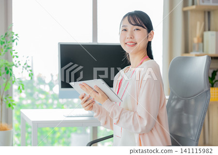 平板電腦的女商人 141115982
