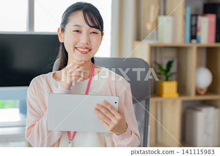 平板電腦的女商人 141115983