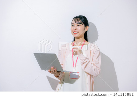 使用一台筆記本電腦的女人 141115991