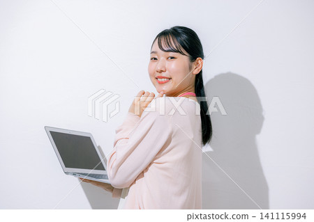 使用一台筆記本電腦的女人 141115994