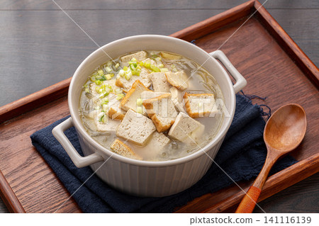 traditional Henan Luoyang tofu soup with fried tofu and green onions in a ceramic pot traditional Henan Luoyang tofu soup with fried tofu and green onions in a ceramic pot 141116139