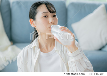 年輕女子喝水 141116305