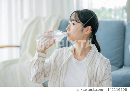 年輕女子喝水 141116306