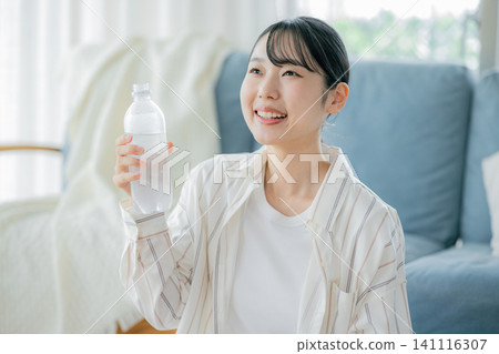 年輕女子喝水 141116307