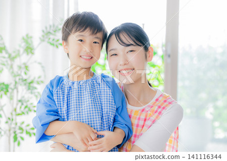 托兒所老師和一個男孩 141116344
