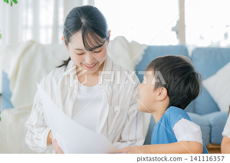 Parents and children studying in the living room Parents and children studying in the living room 141116357