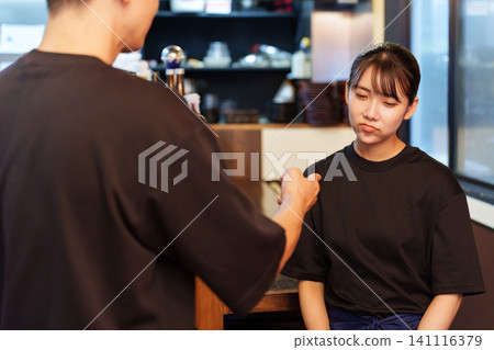 女員工在居酒屋被訓斥 女員工在居酒屋被訓斥 141116379