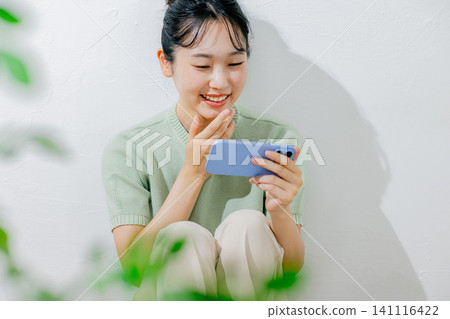 觀看智能手機的婦女 141116422