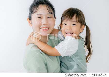 媽媽抱著女兒 141116424