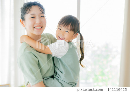 媽媽抱著女兒 141116425