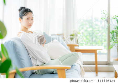 在客廳喝咖啡的女人 141116485