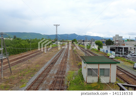 從富良野站眺望廢棄的新德山、南富良野山和日高山(北海道富良野市) 從富良野站眺望廢棄的新德山、南富良野山和日高山(北海道富良野市) 141116538
