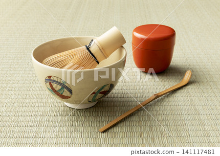 擺放在榻榻米上的茶道用具 擺放在榻榻米上的茶道用具 141117481