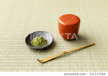 抹茶和茶道用具擺放在榻榻米上。 抹茶和茶道用具擺放在榻榻米上。 141117484