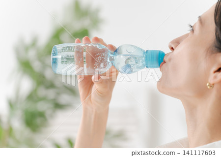 一個女人喝一個ramune 一個女人喝一個ramune 141117603