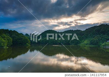 Scenery of the Yamatoji region: Nunome Dam in Nara City - Beautiful sunset sky and reflection on the lake surface - Sunset illuminating the lake surface through the clouds (Part 2) Scenery of the Yamatoji region: Nunome Dam in Nara City - Beautiful sunset sky and reflection on the lake surface - Sunset illuminating the lake surface through the clouds (Part 2) 141117954