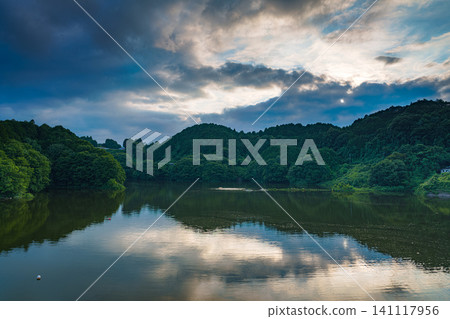 大和地區的景色：奈良市的布目水壩。美麗的日落倒映在湖面上，夕陽溫柔地照耀著湖岸。 141117956