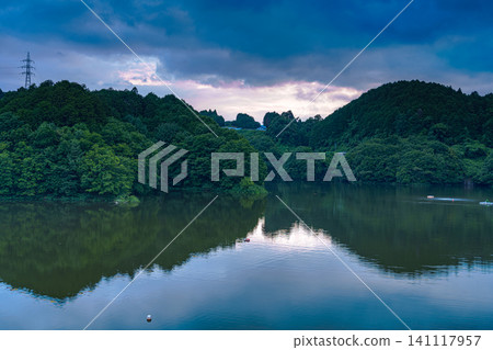 大和地地區的景色:奈良市布目水壩-美麗的日落和湖面倒影-夕陽透過雲層灑在山腳下① 大和地地區的景色:奈良市布目水壩-美麗的日落和湖面倒影-夕陽透過雲層灑在山腳下① 141117957