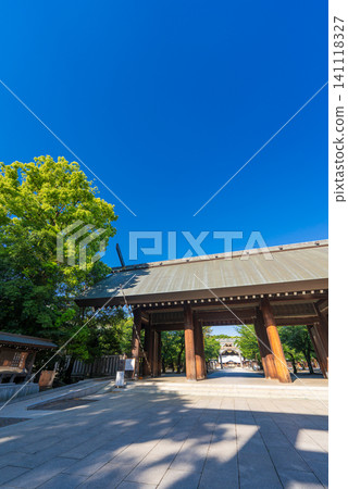 [Vertical photo] The main gate of Yasukuni Shrine 141118327