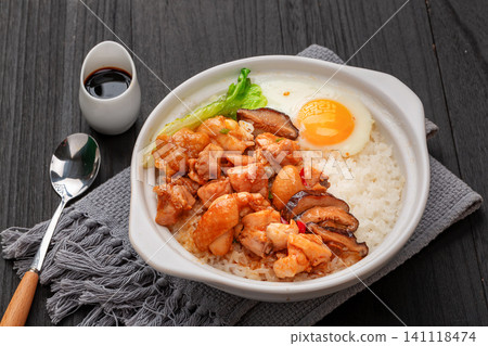 Chinese claypot rice with marinated chicken, shiitake mushrooms and lettuce, traditional Cantonese dim sum Chinese claypot rice with marinated chicken, shiitake mushrooms and lettuce, traditional Cantonese dim sum 141118474