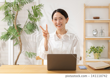 婦女穿著V形標誌 141118742