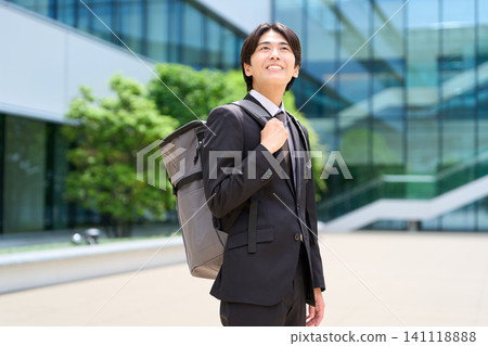 一位背著背包的商務人士正在通勤上班。 141118888