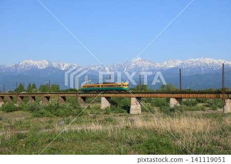 [Toyama Chihō Railway] 10030 series (Main line: Etchū-Ebara to Etchū-Sangō) 141119051