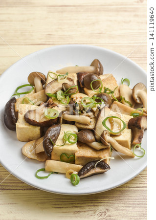 Stir-fried tofu and mushrooms Stir-fried tofu and mushrooms 141119640