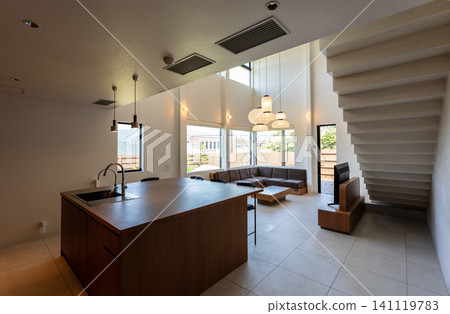 開放式的起居、用餐和廚房區域,擁有高高的天花板和中島廚房。 開放式的起居、用餐和廚房區域,擁有高高的天花板和中島廚房。 141119783