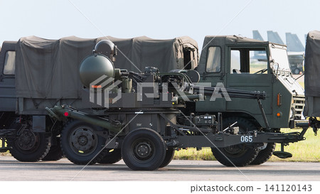 一門由日本航空自衛隊VADS-1型牽引的改良型20毫米高射砲 一門由日本航空自衛隊VADS-1型牽引的改良型20毫米高射砲 141120143