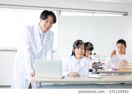 科學學校:學習科學的學生 科學學校:學習科學的學生 141120942