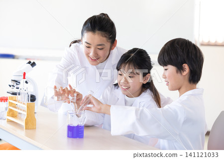 科學學校:學習科學的學生 科學學校:學習科學的學生 141121033