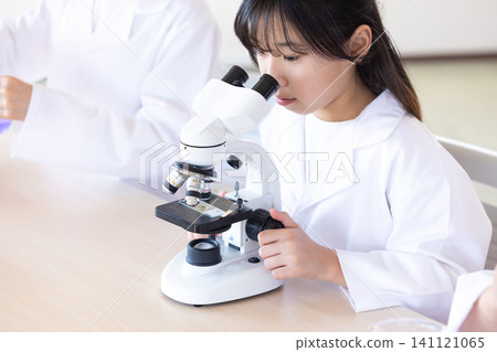 科學學校:學生正在使用顯微鏡觀察。 科學學校:學生正在使用顯微鏡觀察。 141121065