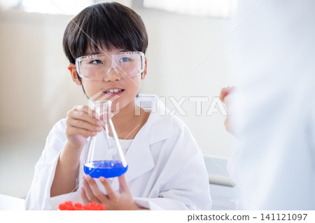 科學學校:學習科學的學生 科學學校:學習科學的學生 141121097