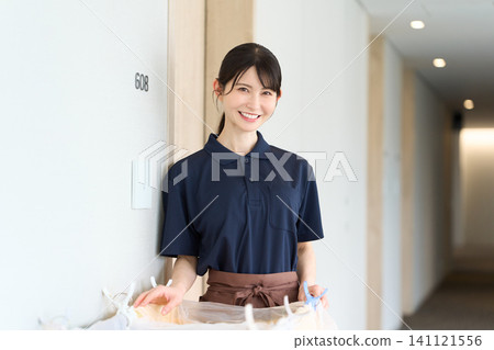 一名亞裔女性在飯店做客房清潔工 141121556