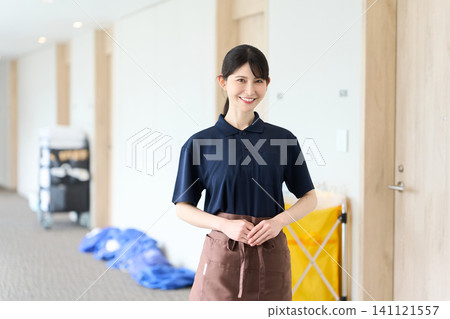 一名亞裔女性在飯店做客房清潔工 141121557