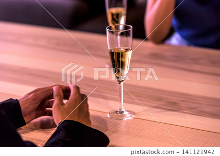 香檳杯和放在桌上的手 141121942