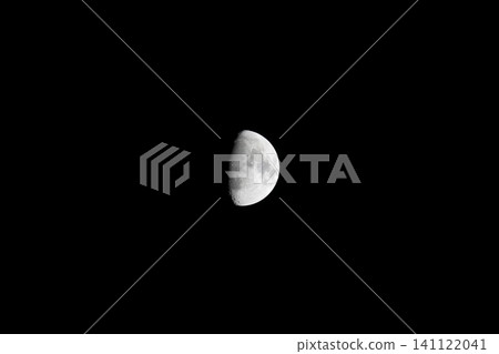 月亮漂浮在夜空中 月亮漂浮在夜空中 141122041
